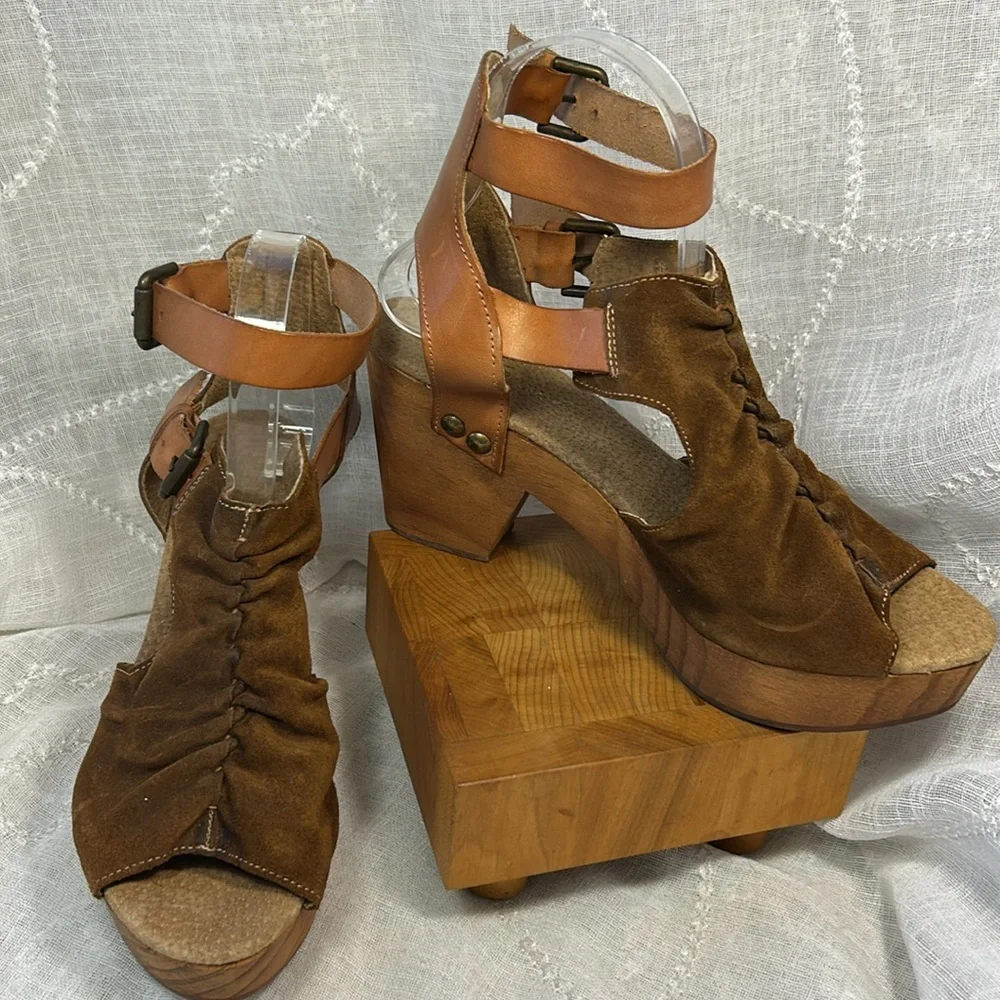 NWOT Free People leather and wooden platform sandal